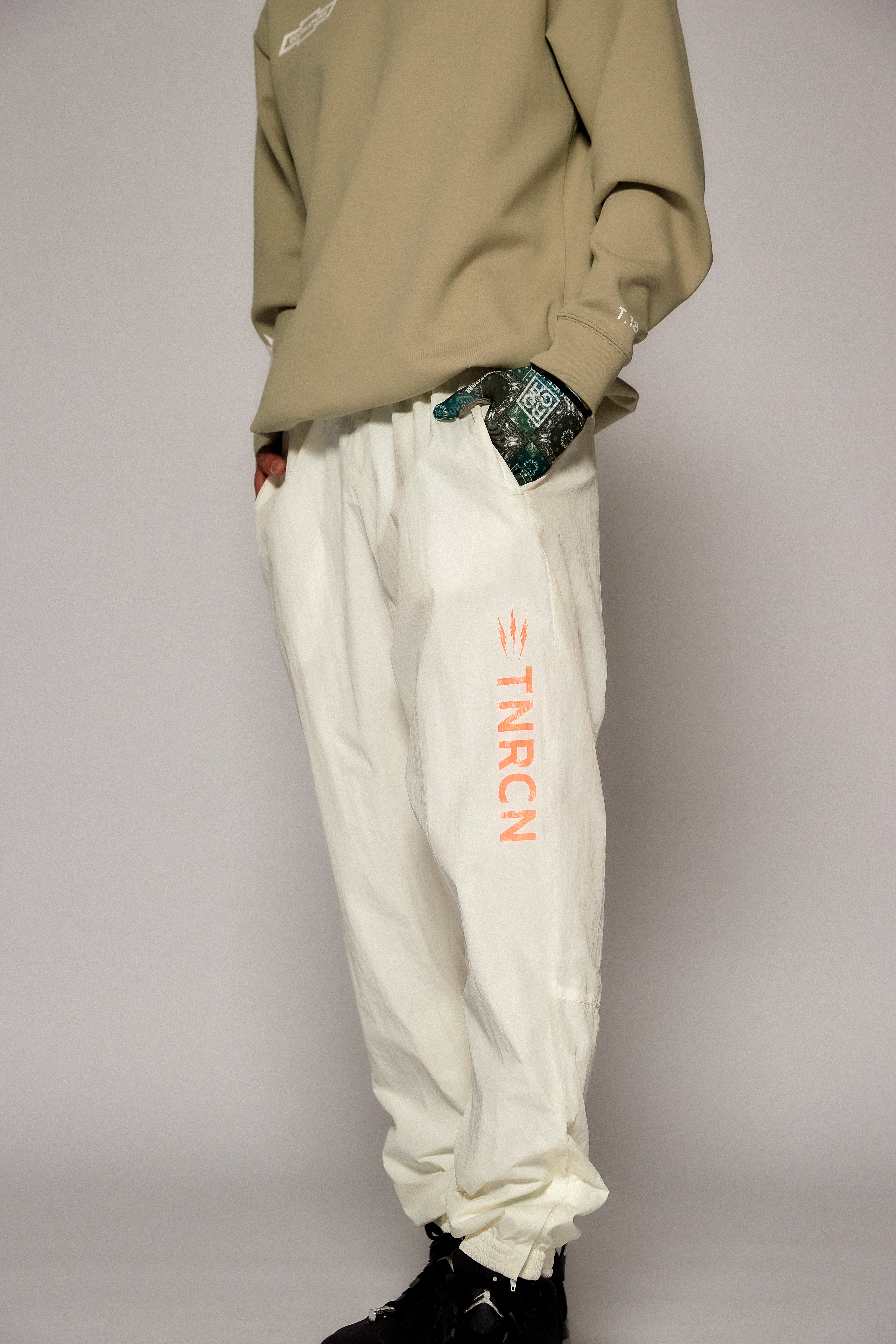 NYLON PANTS OFF – RUFFLOG