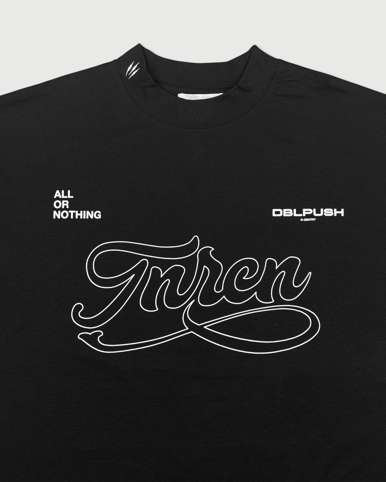 SIGNATURE LOGO S/S MOCK NECK TEE – RUFFLOG