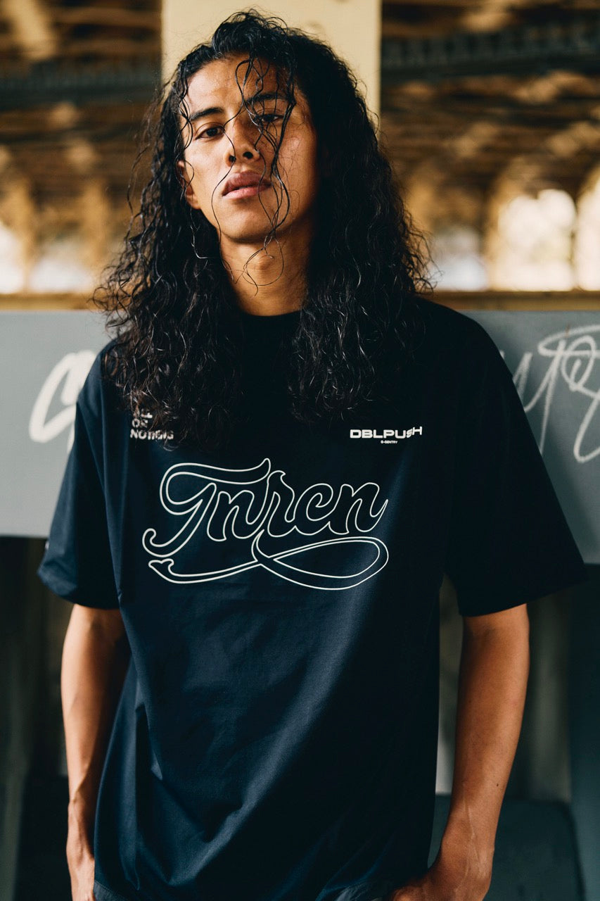 SIGNATURE LOGO S/S MOCK NECK TEE – RUFFLOG